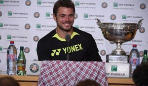 Roland-Garros : Wawrinka brandit son short lors d’une conférence de presse