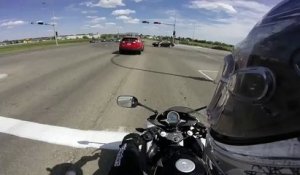 Un SUV recule sur une moto, conduire à 15 ans c'est dangereux...