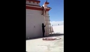 Un homme veut descendre d'une terrasse à l'aide d'une échelle (Blague)