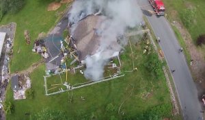 Des pompiers essaient de descendre un drone volant trop curieux