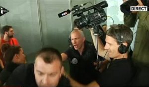 Cris et bousculades entre policiers et journalistes lors de l'arrivée de Jean-Marie Le Pen au tribunal