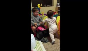 Cet enfant aide sa jeune soeur et l'encourage pour ses premiers pas : adorable!