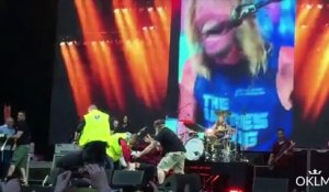 Dave grohl se casse la jambe en plein concert