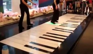 Ces 2 artistes font du piano géant avec les pieds !