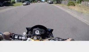 Un motard fait tomber un voleur d'un coup de pied