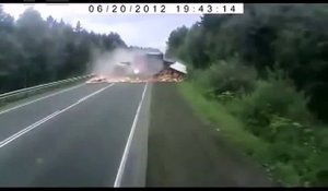 Accident de camion impressionnant !