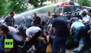 Arménie : la police asperge d'eau les manifestants