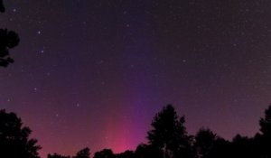 Une minute d'aurore boréale rouge