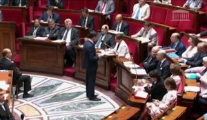 Valls dénonce des "pratiques inacceptables" et réclame "un code de bonne conduite"