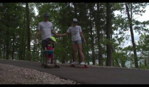Ce papa a créé un Longboard pour emmener son jeune fils avec rider avec lui