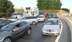 UberPOP : la mobilisation des taxis paralyse l'aéroport de Roissy