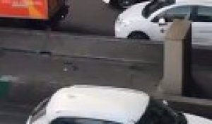 Des chauffeurs de taxis parisiens éclate une voiture UBER à coup de pierre à porte maillot