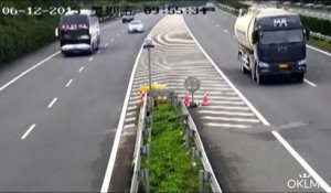 Des automobilistes font une marche arrière sur une autoroute chinoise