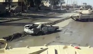 Un tank américain roule sur une voiture piégée et la fait exploser