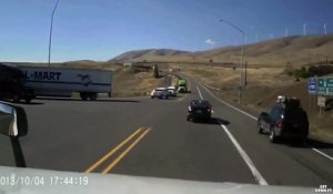 Collision spectaculaire entre deux camions sur une route