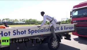 Des migrants essaient de se glisser dans des camions à Calais