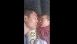 Ce papa fait un bisous à son bébé qui va le lui rendre... FAIL