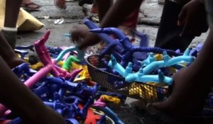 Au Cameroun, on s'intoxique avec les "allumé allumé", combustibles plastiques bon marché.