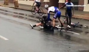 Un cycliste frappe un concurrent en pleine course