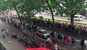 Un fan du Tour de France se précipite pour attraper un bidon d'eau et s'éclate au sol