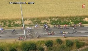 Tour de France : une chute spectaculaire neutralise la troisième étape
