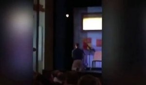 Un Abruti monte sur Scène au Théatre pour Recharger son Téléphone sur une prise Factice