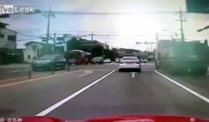 Accident spectaculaire entre un camion, une voiture et un camion poubelle