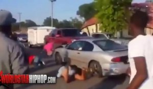 Accident terrible - des gens se font faucher par une voiture alors qu'ils se disputent sur la route