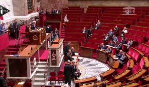 La loi Macron passe de force avec le 49.3 de nouveau utilisé