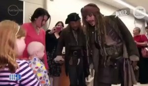 Jack Sparrow  fait une visite surprise à des enfants malades, très noble !  Johnny Depp, al
