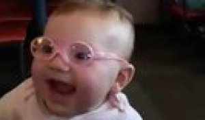 Bébé porte des lunettes pour la première fois