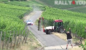 Un pilote de rallye évite de peu un tracteur pendant des essais