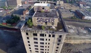 L'Epoustouflante Démolition d'un Immeuble de Détroit Filmée par un Drone (FullHD)