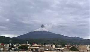 Le volcan du Mexique Popocatepetl crache une colonne de cendres
