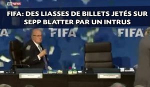 Des liasses de billets jetés sur Sepp Blatter par un intrus à la FIFA