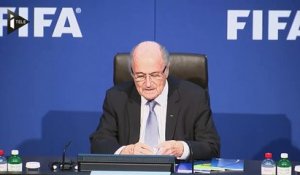 Sepp Blatter victime d'un jet de dollars en pleine conférence