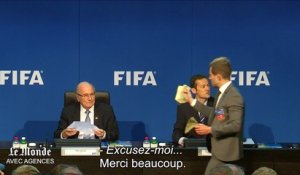 Fifa : Joseph Blatter donne sa conférence de presse malgré une pluie de billets
