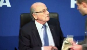 FIFA : une pluie de faux billets sur Sepp Blatter