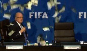Le patron de la Fifa arrosé de billets de banque