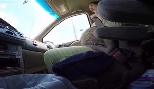 Elle accouche en voiture pendant que son copain filme la scène!