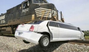 Une limousine coincée à un passage à niveau détruite par un train - Crash violent