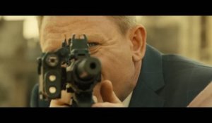 James Bond enflamme ses ennemis avec son Aston Martin DB10