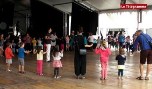 Festival de Cornouaille. Petits et grands danse à l'espace Saint-Corentin