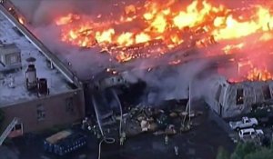 Gigantesque incendie dans un entrepôt du New Jersey
