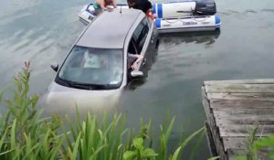 Deux ados sauvent un couple coincé dans leur voiture tombée à l'eau