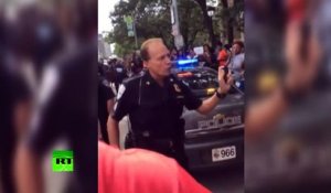 La police de Cleveland vaporise du poivre sur les manifestants du mouvement Black Lives Matter