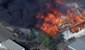 Un violent incendie ravage une usine à Sydney