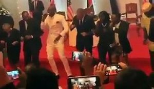 En visite au Kenya, le président Obama improvise quelques pas de danse