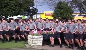 Des lycéens font un Haka pour les funérailles de leur professeur