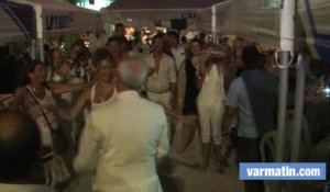 Le curé de Saint-Tropez et Frigide Barjot en folie à la soirée blanche